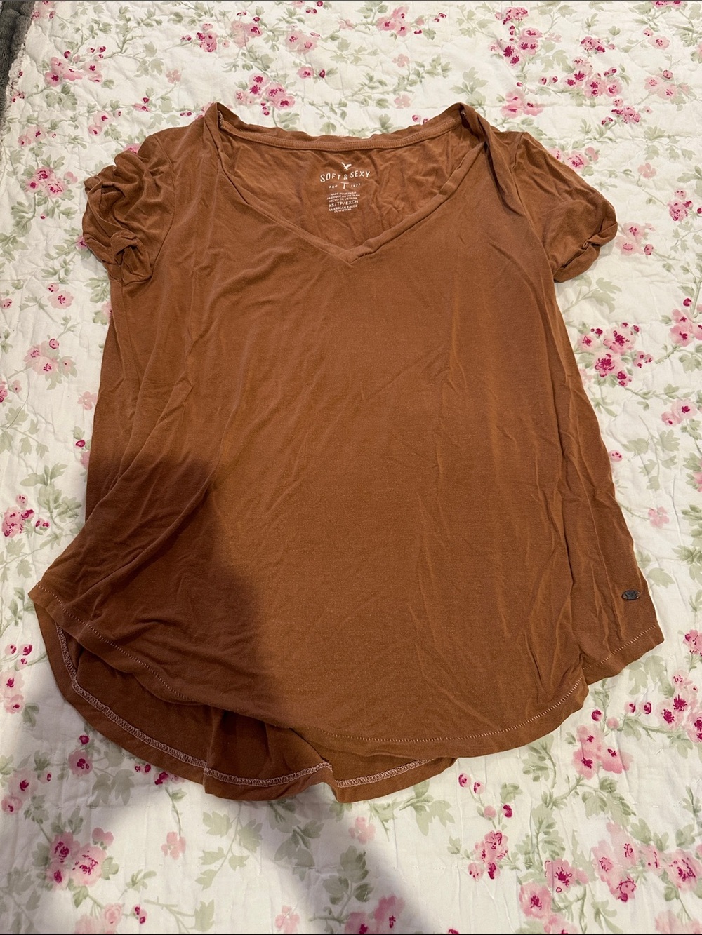 American Eagle Outfitters Short Sleeve V-Neck Tee in Rust